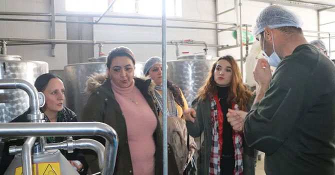 Hakkari kadın girişimciler Yüksekova'da işletmeleri gezdi
