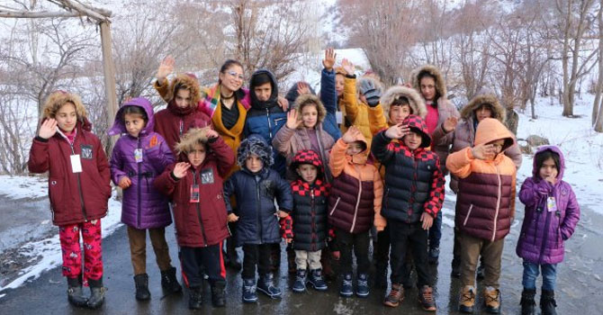 Hakkari'de çocuklara kışlık giyecek yardımı