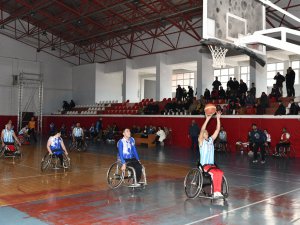 Vali Akbıyık engellierin maçını izledi!