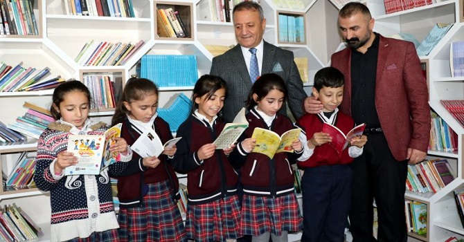 Emekli astsubay, Hakkari'de kütüphane yaptırdı