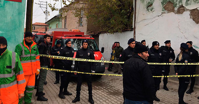 Konya'da 2 katlı kerpiç bina çöktü: 3 ölü