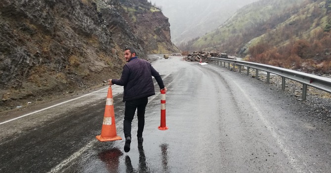 Hakkari-Çukurca karayoluna dev kayalar düştü