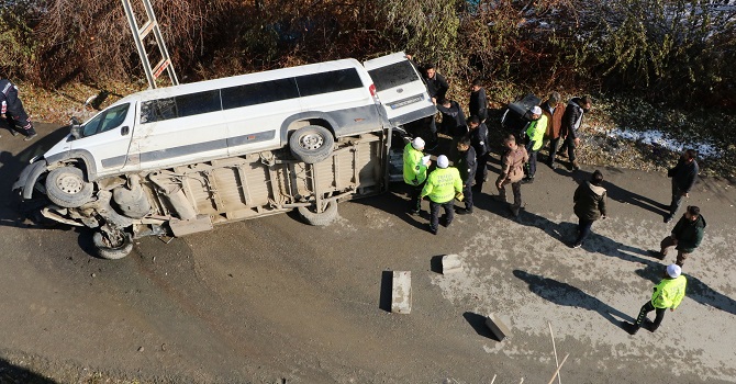 Hakkari'de Özel Harekat polis aracı şarampole yuvarlandı