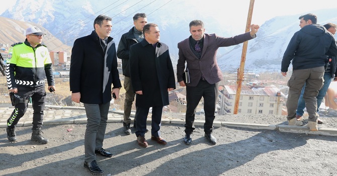 Vali Akbıyık, kaza yerinde incelemelerde bulundu