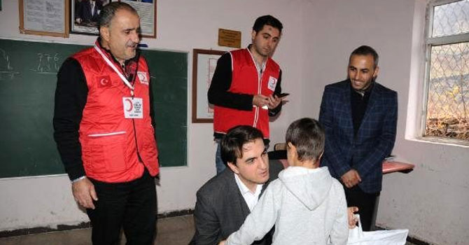 Kızılay'dan Hakkari'deki 1550 öğrenciye giysi ve bot yardımı