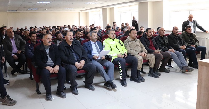 Hakkari'de servis şoförleriyle toplantı yapıldı