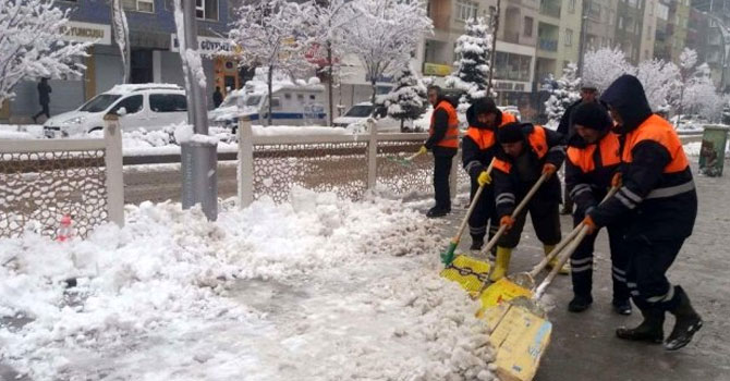 Hakkari'de karla mücadele çalışması