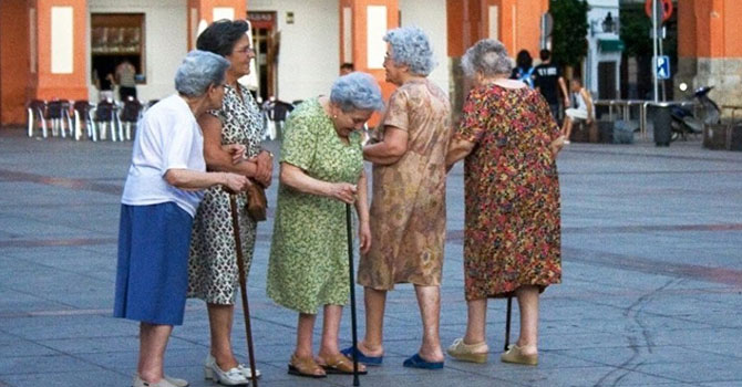 Huzurevine striptizci çağırdı