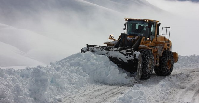 Yüksekova'da karla mücadele çalışması