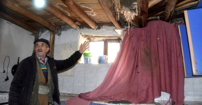 Hakkari'de toprak damlı evde göçük