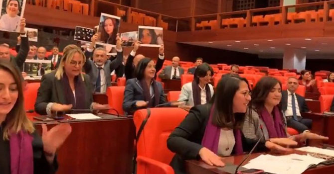 Meclis’te kadın vekillerden Las Tesis eylemi