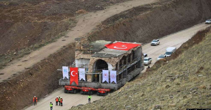 Hasankeyf’in son tarihi eseri de taşındı