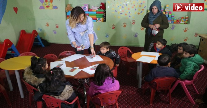 Onardığı eski köy okulunda miniklere eğitim veriyor