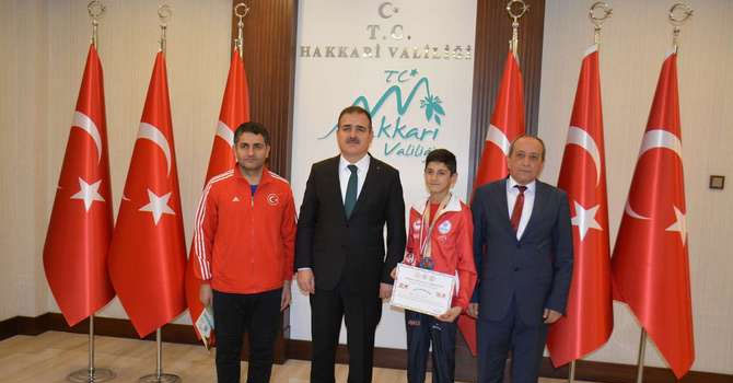 Vali Akbıyık, balkan şampiyonunu altın ile ödüllendirdi