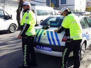 Trafik polisi, eşine ceza yazdı