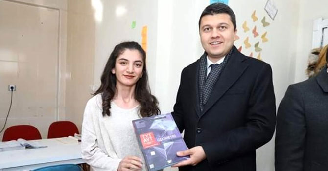 Çukurca Kaymakamı Öztürk'ten köylerdeki kitap kafelere ziyaret