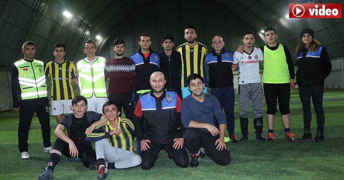 Hakkari polisi 'Ön yargılara çalım at' sloganıyla gençlerle maç yapıyor