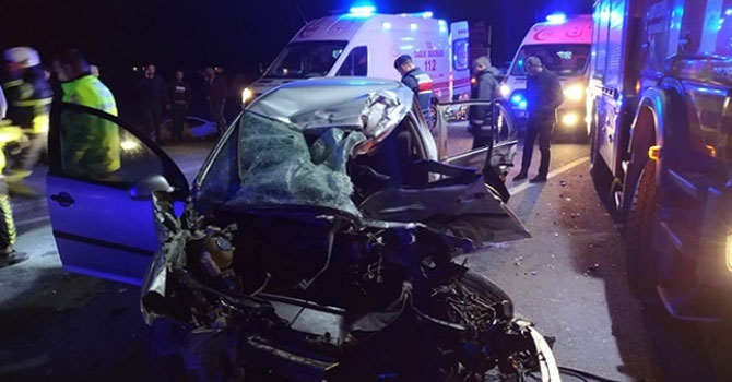 Aksaray'da otomobil tırın altına girdi, 3 kişi öldü