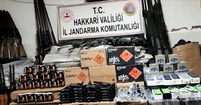 Derecik'te çok sayıda silah ve cep telefonu ele geçirildi