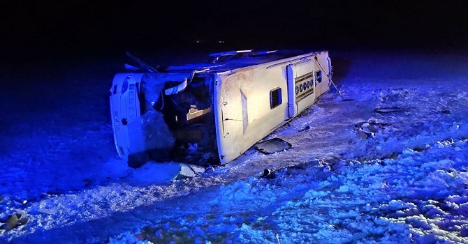 Otobüs devrildi: 23 kişi yaralandı
