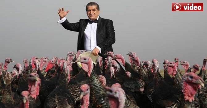 Hakkarili Aydın Aydın’dan Hindilere özel türkü!