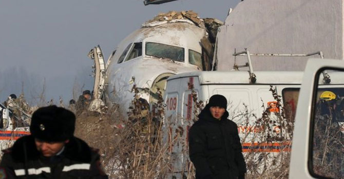 Kazakistan'da yolcu uçağı düştü: En az 14 kişi hayatını kaybetti