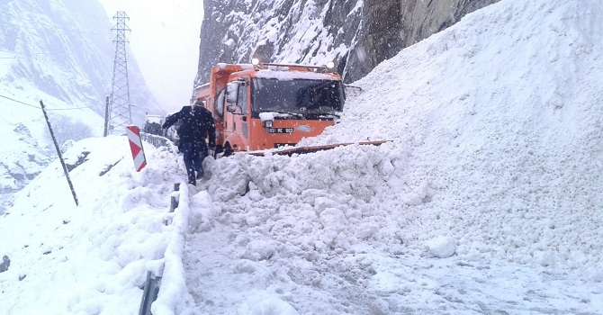 Hakkari'de yola çığ düştü, Karayolları operatörü tehlike atlattı