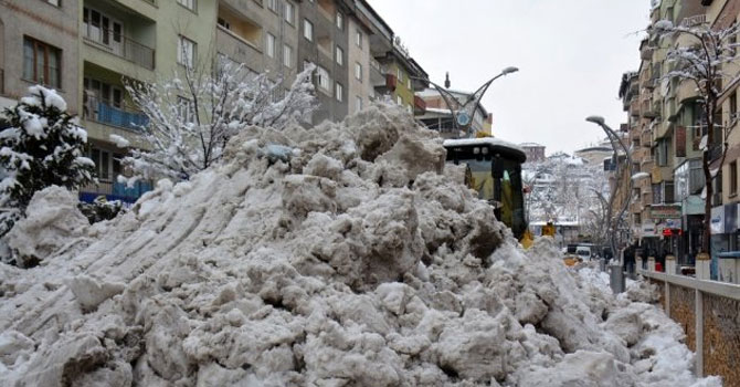 Hakkari'de karla mücadele çalışması