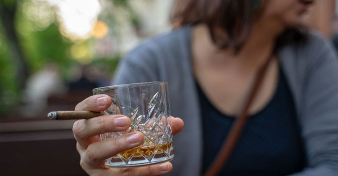 Alkol ve sigaraya 6 ay vergi artışı yok