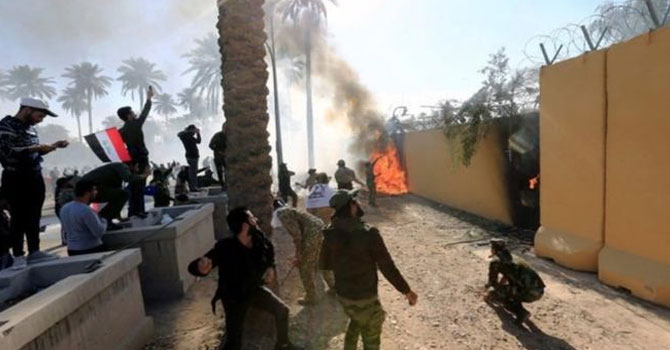 Göstericiler ABD'nin Bağdat Büyükelçiliğine saldırdı