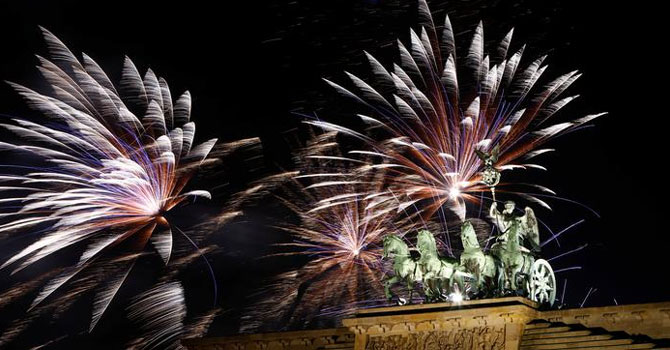 Dünya yeni yıla kutlama ve protestolarla girdi