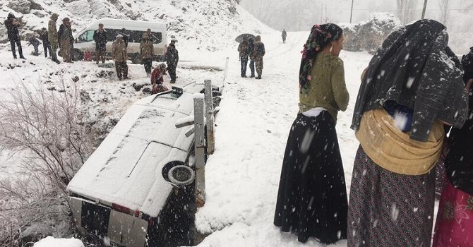 Yolcu minibüsü devrildi: 5 yaralı