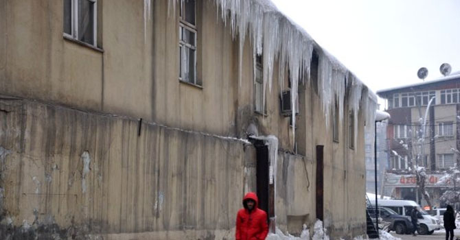 Yüksekova'da buz sarkıtları bir metreyi geçti