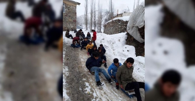 Hakkari Yüksekova'da kar en çok çocukları sevindirdi