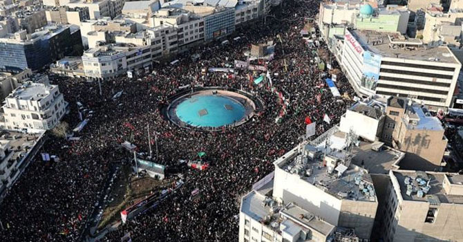 Kasım Süleymani suikastı: Tahran'da törene yüz binlerce kişi katılıyor