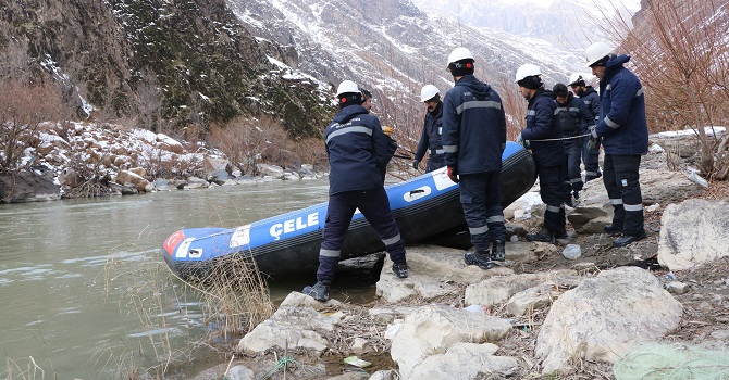 Hakkari VEDAŞ ekipleri, kış şartlarıyla mücadele ediyor