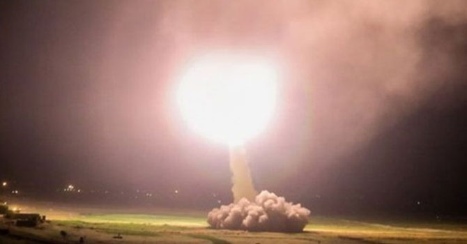 İran, Irak'taki ABD hedeflerini balistik füzelerle vurdu