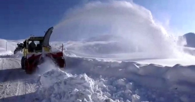 Hakkari'de karla mücadele çalışmaları havadan görüntülendi