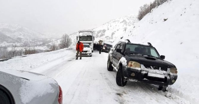 Yüksekova-Şemdinli karayolunda araçlar mahsur kaldı