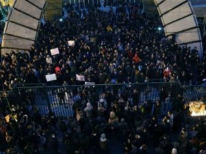 İran rejimine karşı on binler eylemde