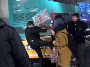 Ücret kavgası: Turist şemsiyeyle vurdu, taksici tekme attı