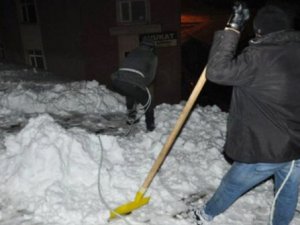 Eksi 20 derecede 50 TL için çatı temizliyorlar