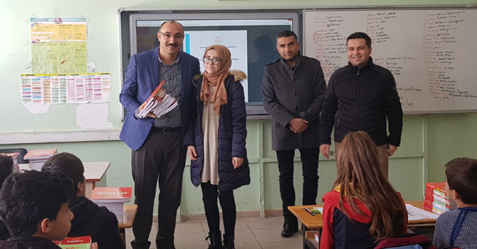 Çukurca'da 422 öğrenciye kaynak yardımı!