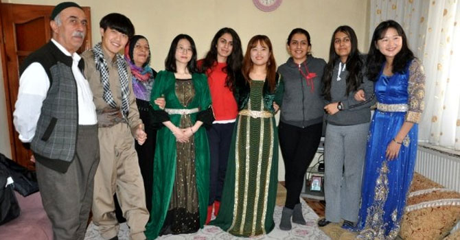 Güney Kore'den geldiler, 2 gün Yüksekovalı ailenin misafiri oldular