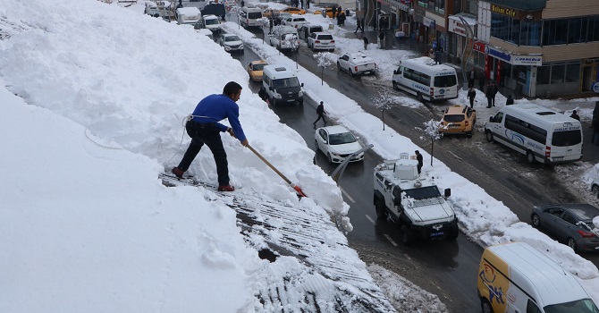 Hakkari'de Çatılardaki kar, ekmek kapısı oldu