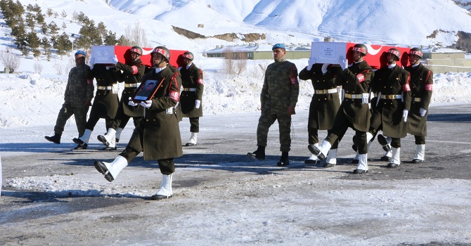 Hakkari'de şehit askerler için tören düzenlendi