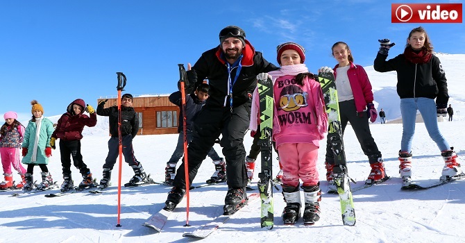 Hakkarili çocuklar kayak yapmayı öğreniyor