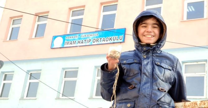 Yüksekovalı öğrenciler kuşlar için yemlik yaptı