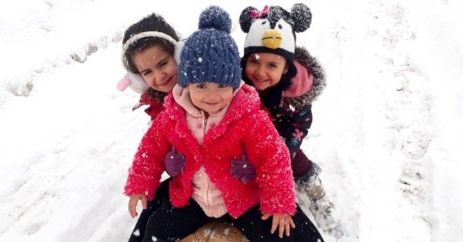 Hakkari'de çocukların kızak keyfi