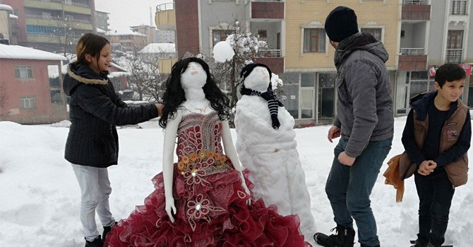 Kardan gelin damat yapıp halay çekerek eğlendiler